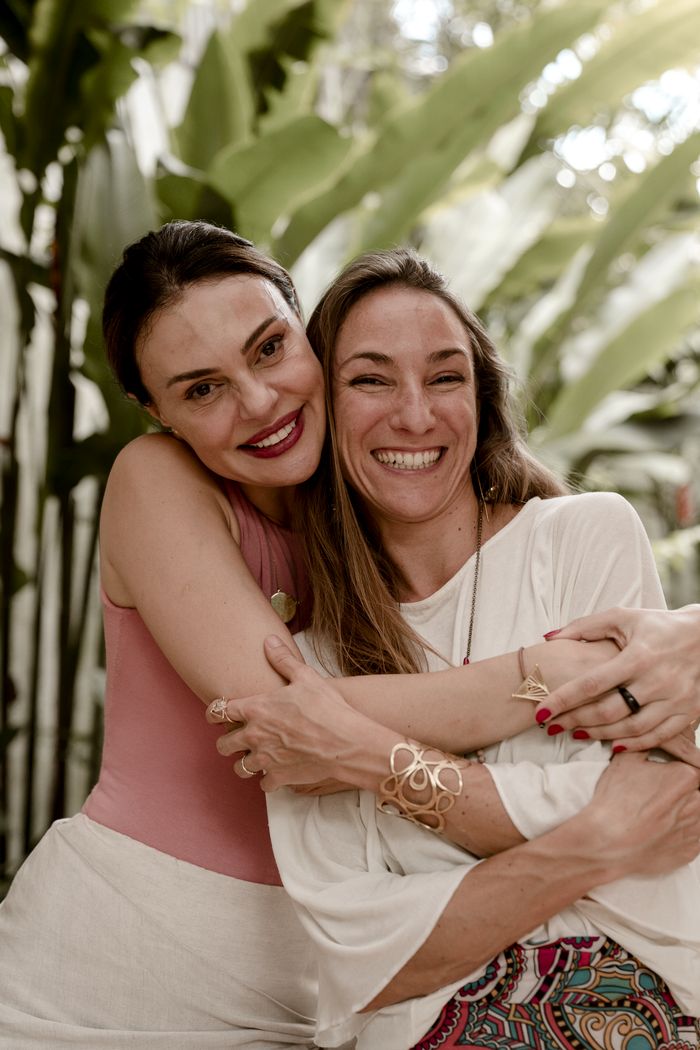Jade Gouvêa recebendo um abraço