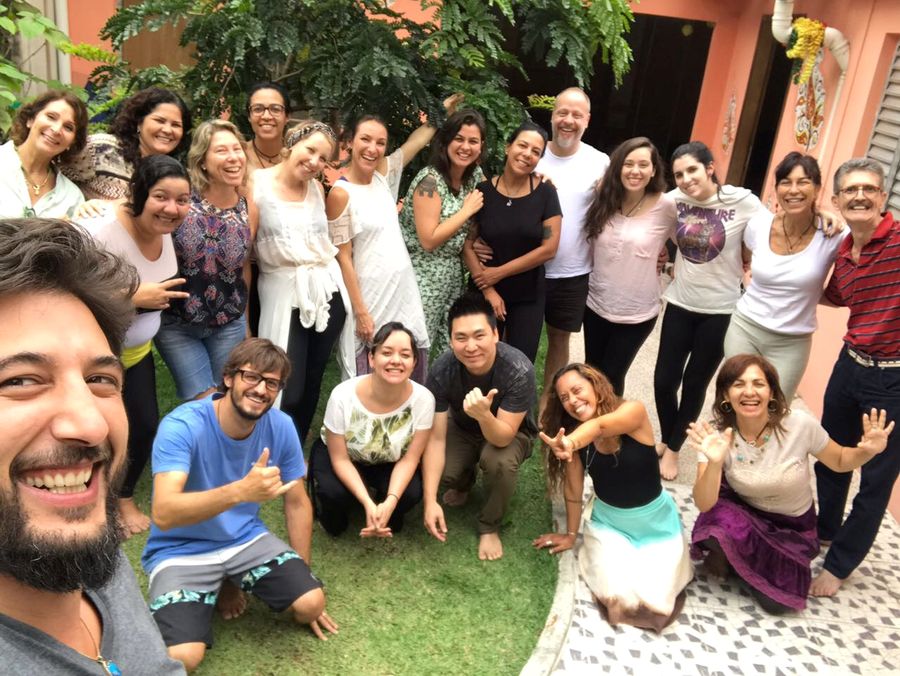 Um grupo sorrindo num encontro ao ar livre