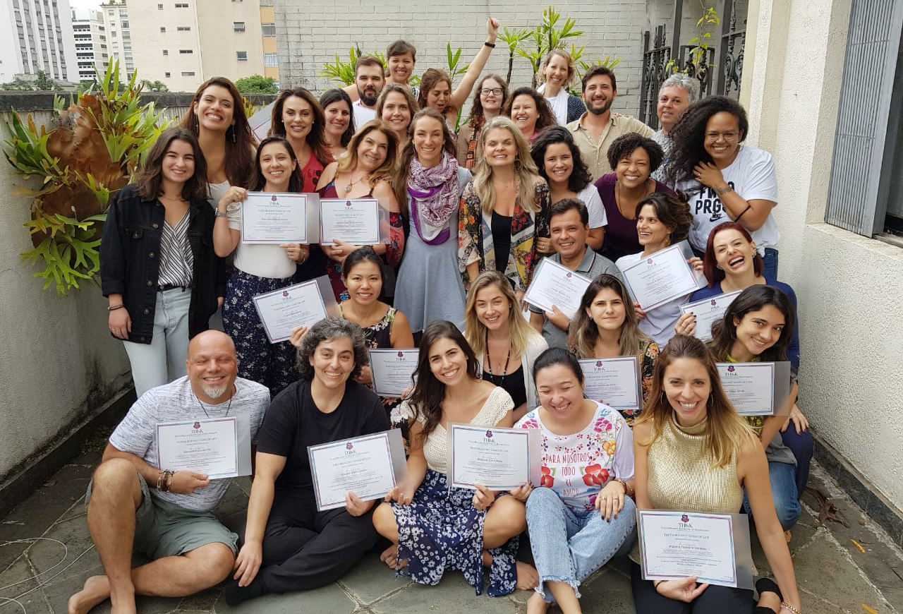 Uma turma de ThetaHealing reunida com seus certificados